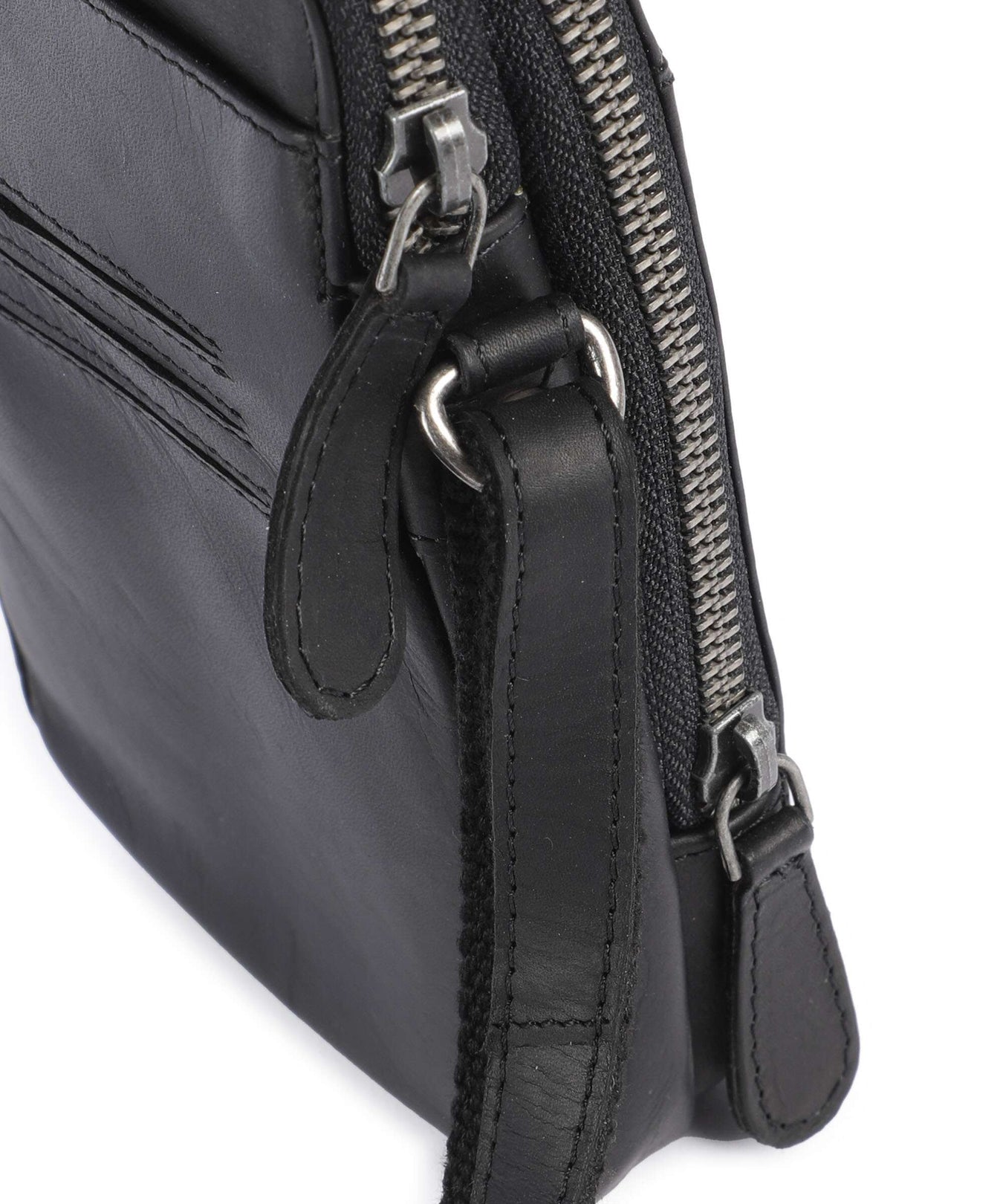 The Chesterfield Brand Cow Wax Pull Up Alesund Phone bag black